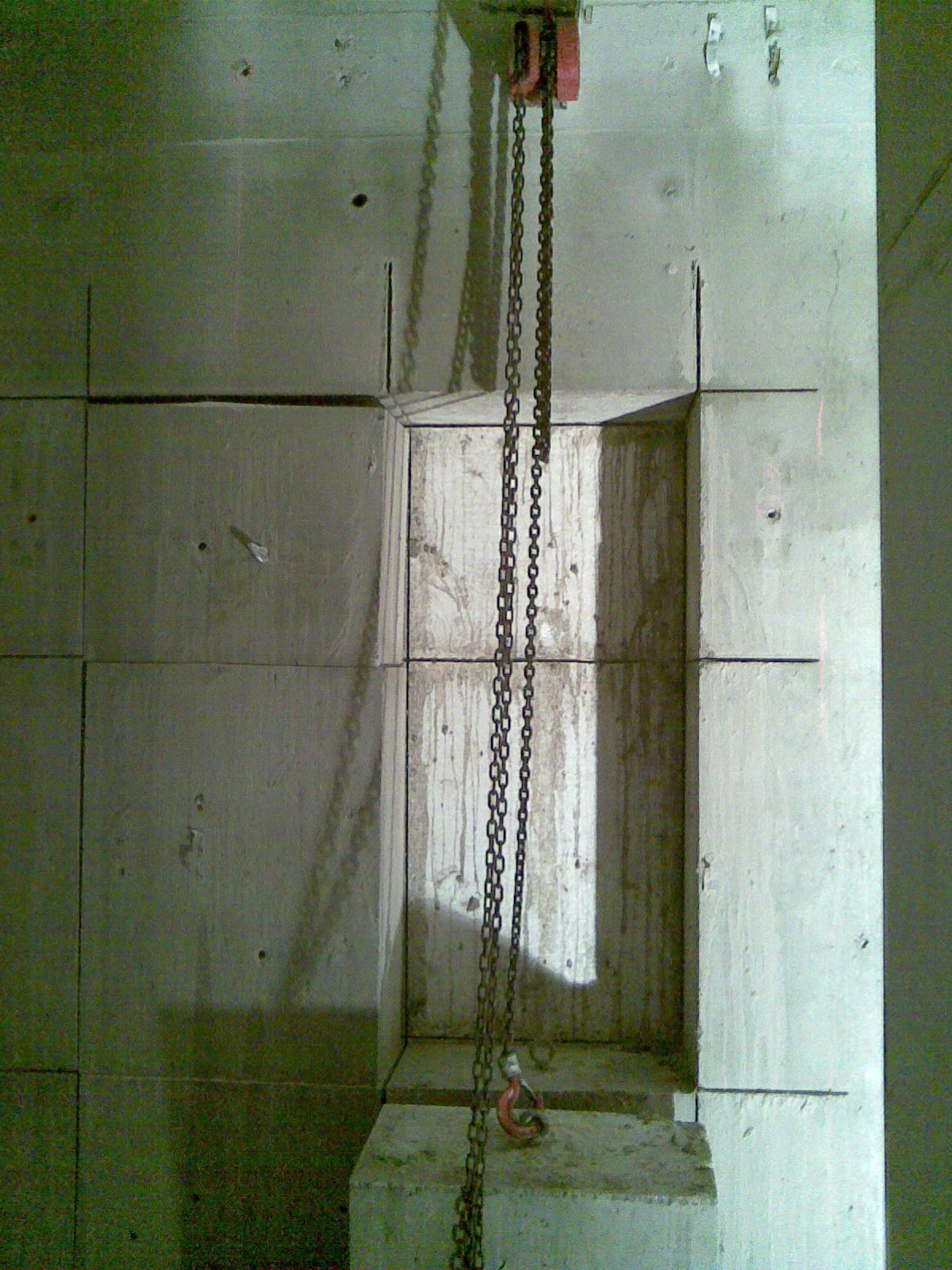 Ny&iacute;rő Gy. k&oacute;rh&aacute;z - k&oacute;rterem &ouml;sszenyit&aacute;s 80 cm falban